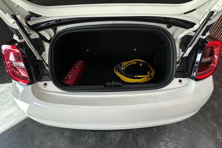 Hvid Fiat 500e fra 2023