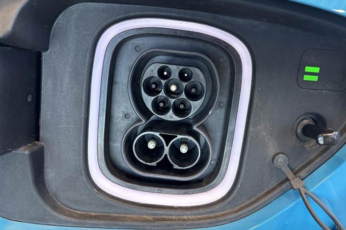 Blå Hyundai Kona fra 2022