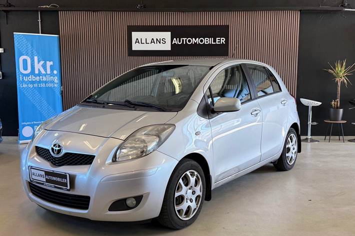 Grå Toyota Yaris fra 2011