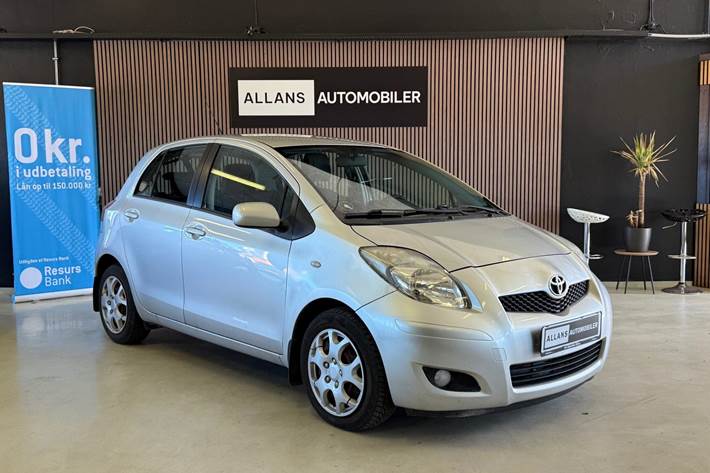 Grå Toyota Yaris fra 2011