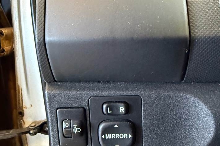 Grå Toyota Yaris fra 2011