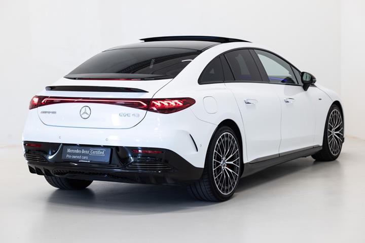 Hvid Mercedes EQE43 fra 2022