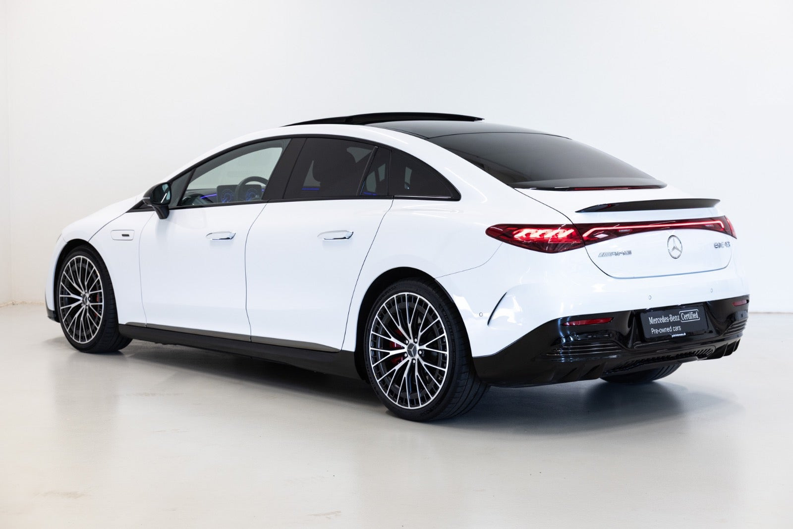Hvid Mercedes EQE43 fra 2022