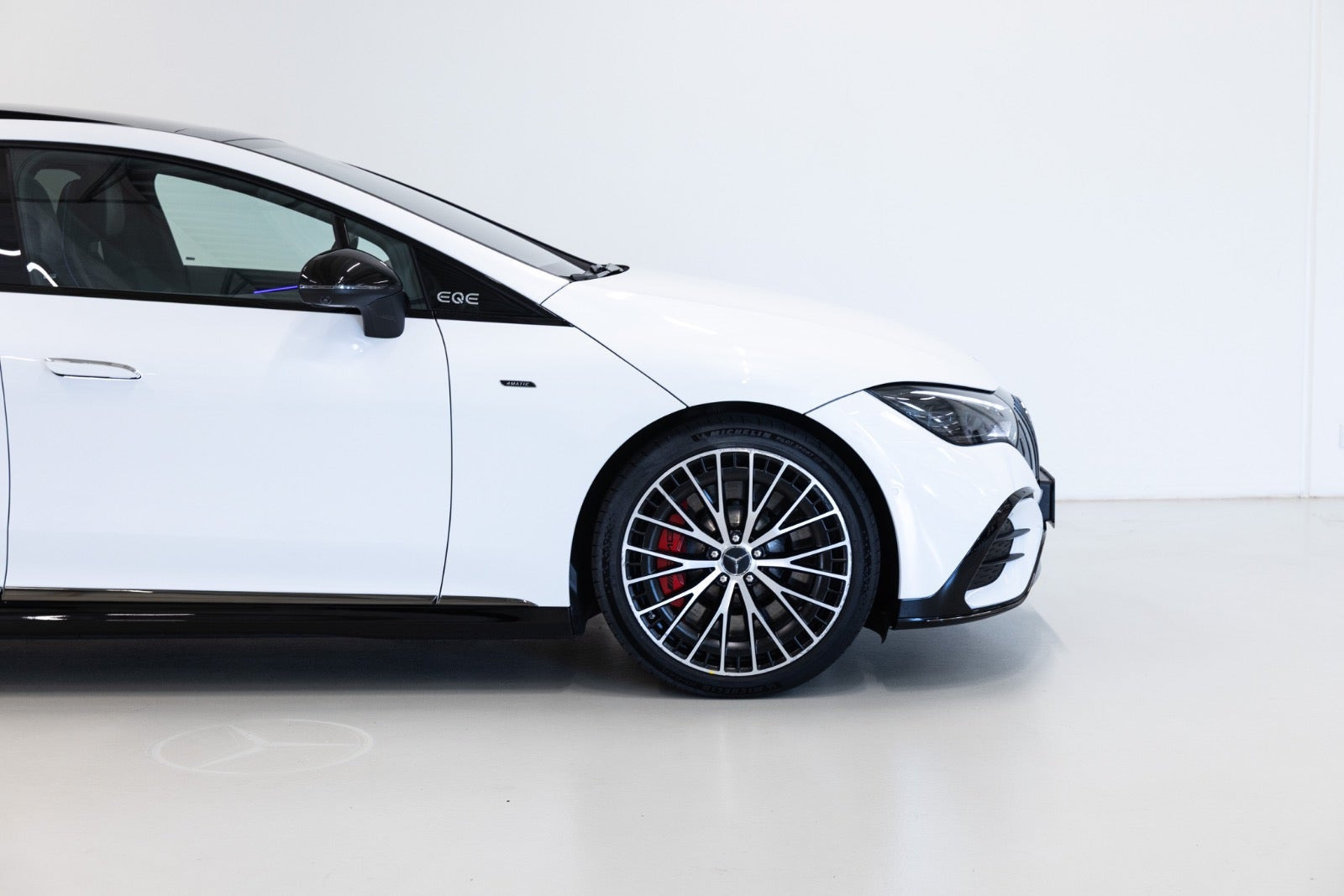 Hvid Mercedes EQE43 fra 2022