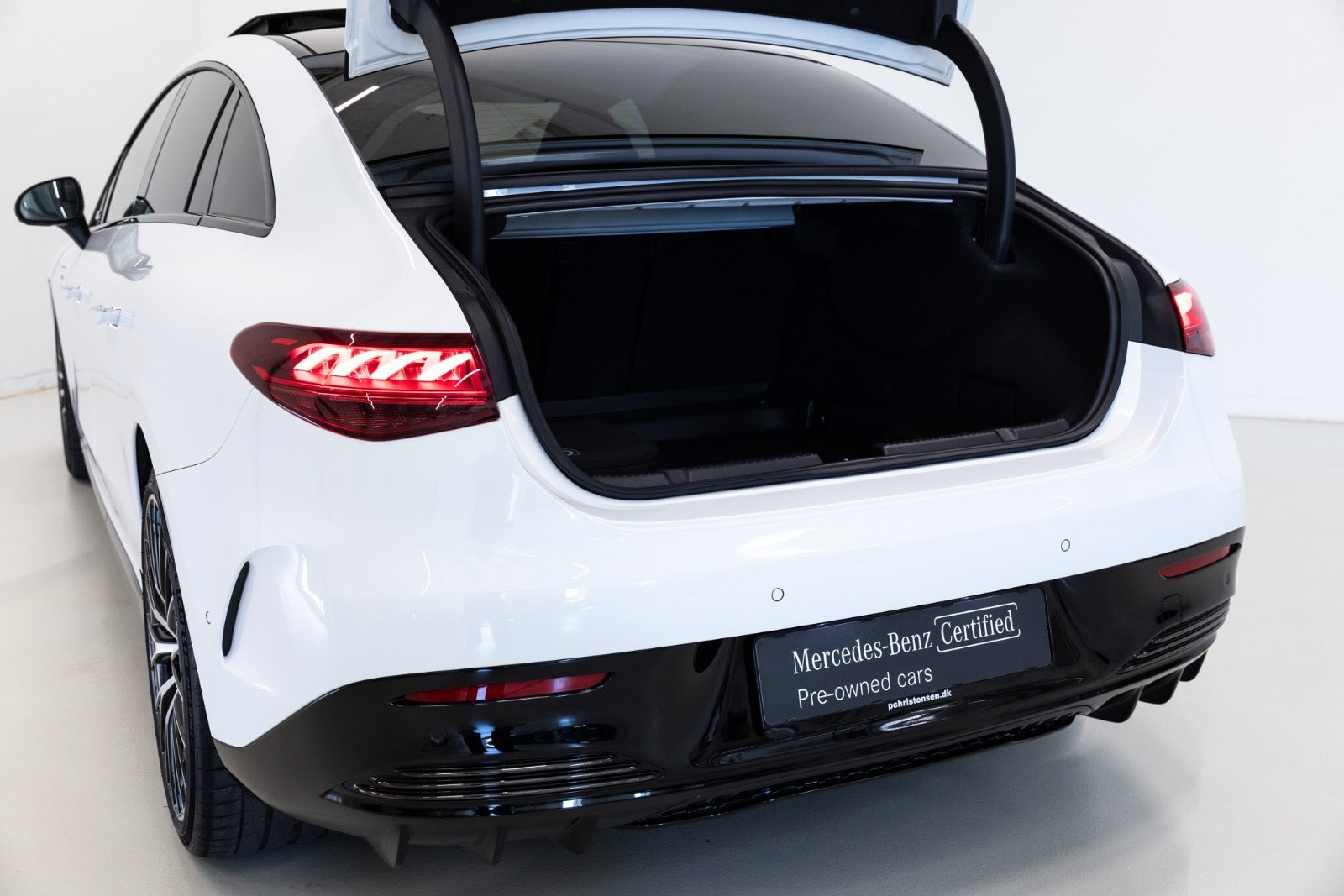 Hvid Mercedes EQE43 fra 2022