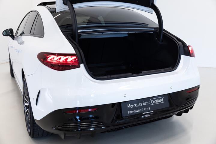 Hvid Mercedes EQE43 fra 2022