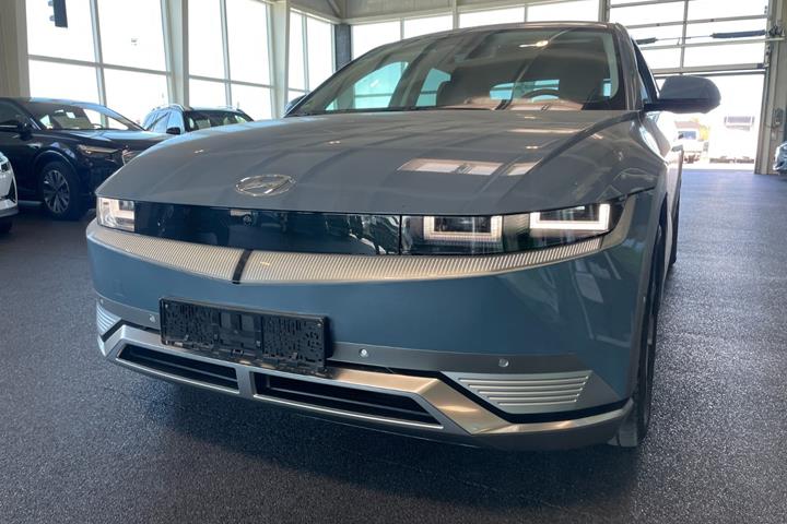 Blå Hyundai Ioniq 5 fra 2023