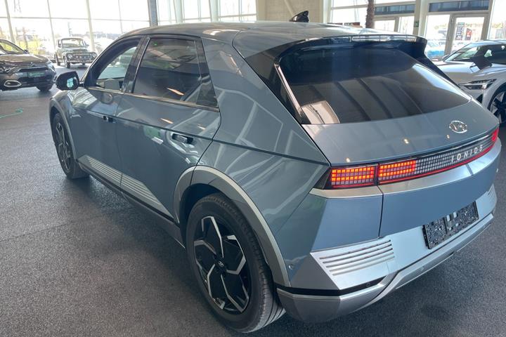 Blå Hyundai Ioniq 5 fra 2023