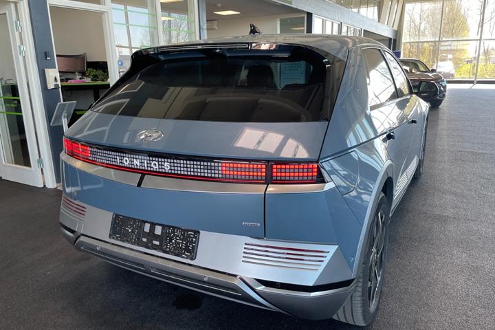 Blå Hyundai Ioniq 5 fra 2023