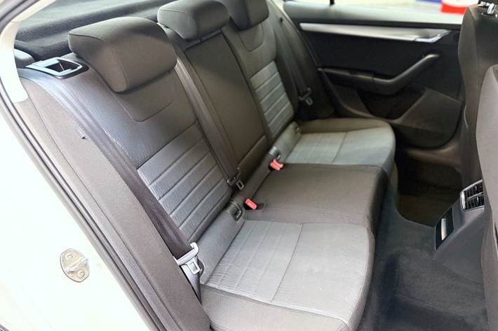 Hvid Skoda Octavia fra 2016