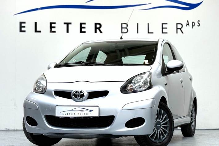 Sølv Toyota Aygo fra 2011 set udefra