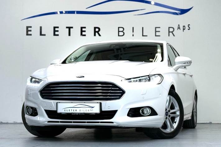 Hvid Ford Mondeo fra 2016 set udefra