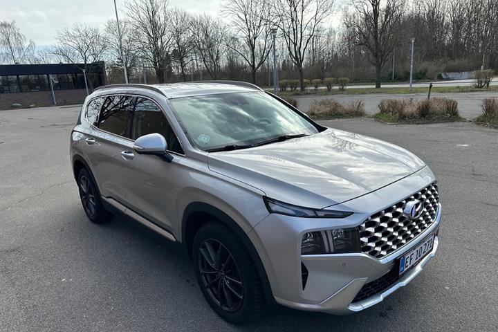 Grå Hyundai Santa Fe fra 2021 set udefra