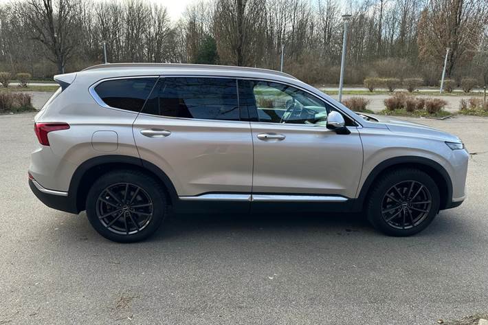 Grå Hyundai Santa Fe fra 2021
