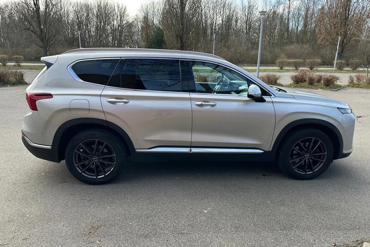 Grå Hyundai Santa Fe fra 2021