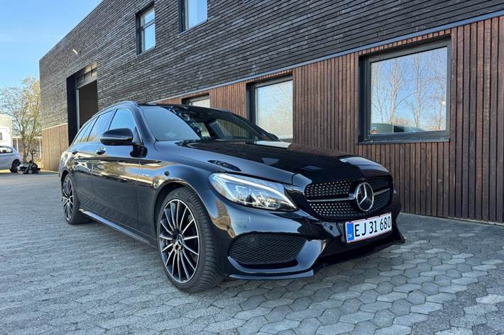 Sort Mercedes C43 fra 2017