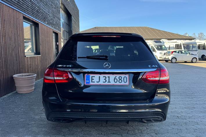 Sort Mercedes C43 fra 2017