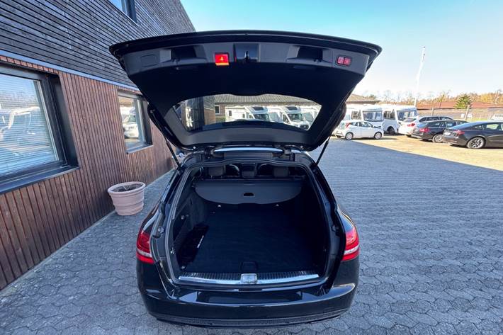 Sort Mercedes C43 fra 2017