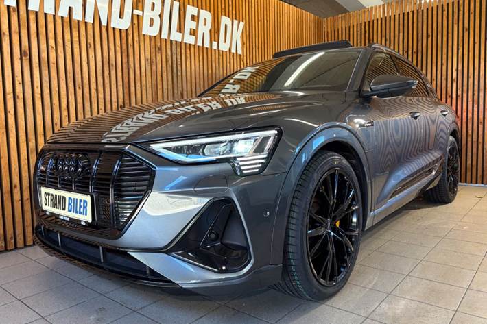 Grå Audi e-tron fra 2023 set udefra