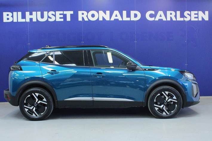 Blå Peugeot e-2008 fra 2025