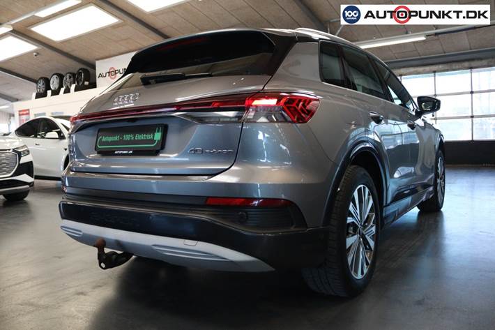 Grå Audi Q4 e-tron fra 2023
