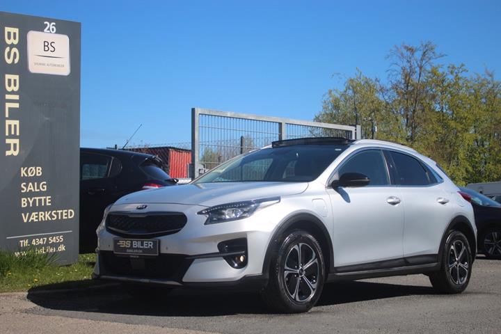 Sølv Kia XCeed fra 2021 set udefra