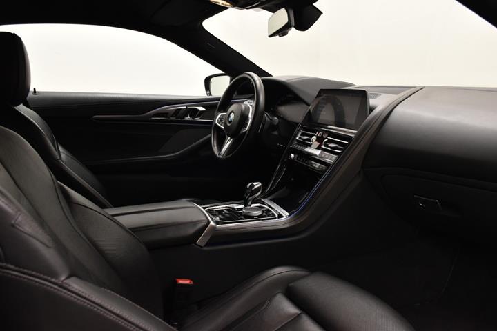 Grå BMW M850i fra 2020