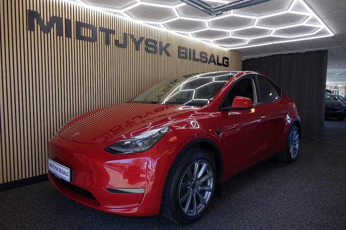 Rød Tesla Model Y fra 2022 set udefra