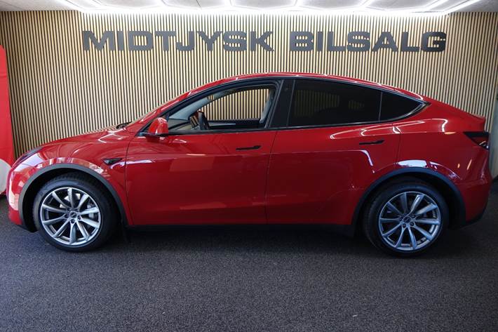 Rød Tesla Model Y fra 2022