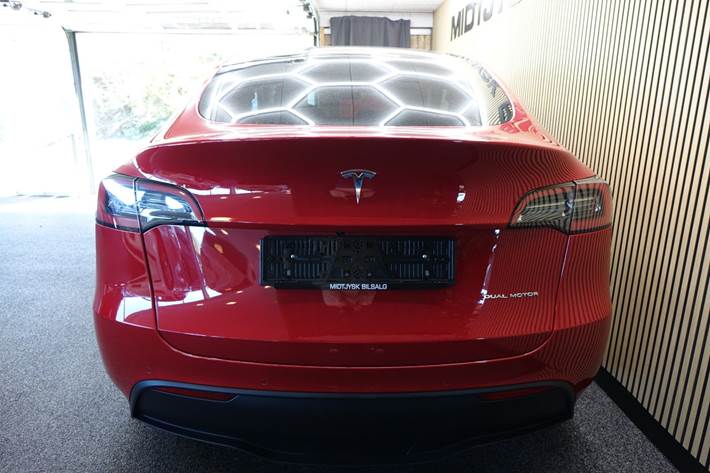 Rød Tesla Model Y fra 2022
