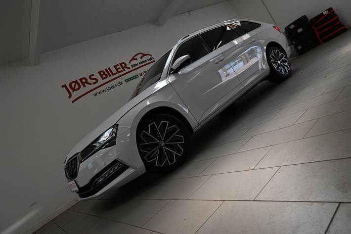 Hvid Skoda Superb fra 2021