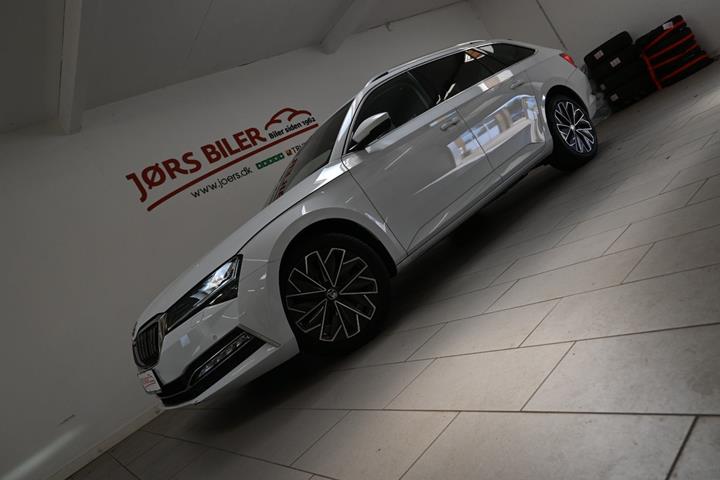 Hvid Skoda Superb fra 2021