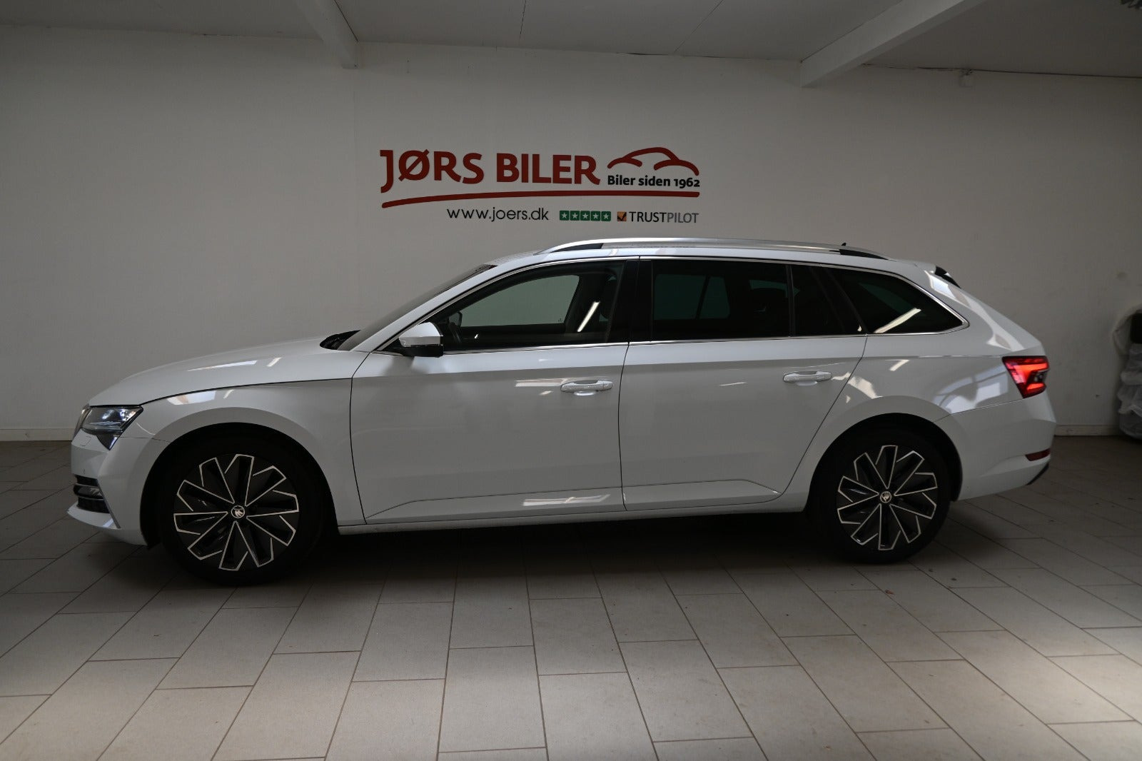 Hvid Skoda Superb fra 2021