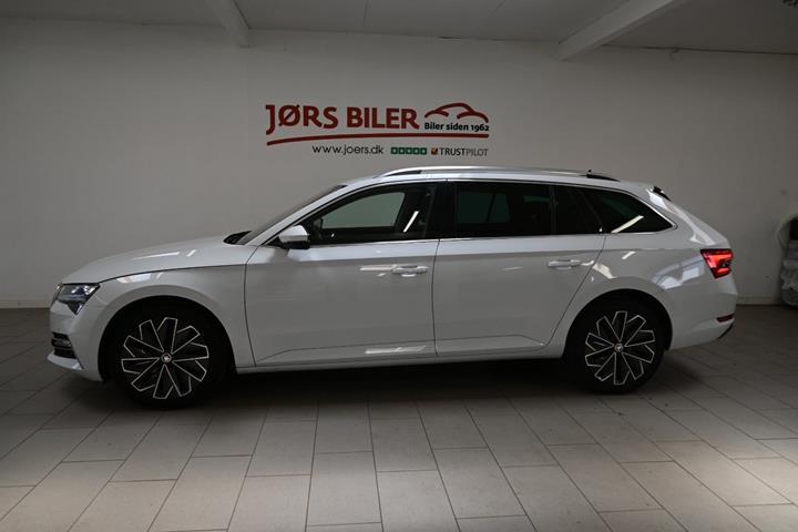 Hvid Skoda Superb fra 2021