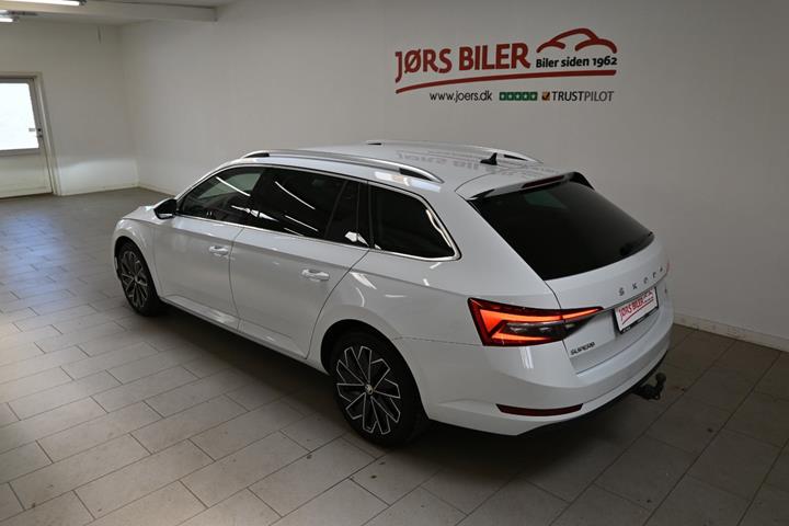 Hvid Skoda Superb fra 2021