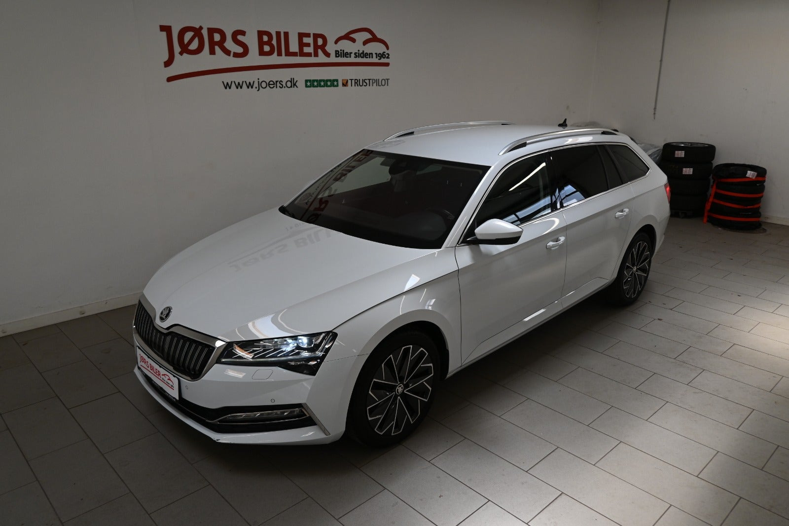 Hvid Skoda Superb fra 2021