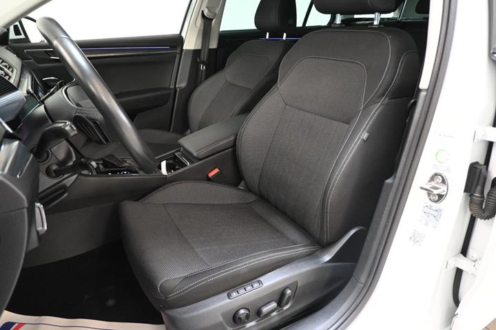 Hvid Skoda Superb fra 2021