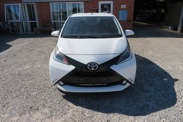 Hvid Toyota Aygo fra 2014