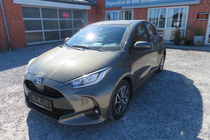 Grå Toyota Yaris fra 2022