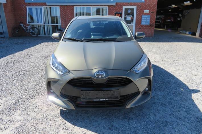 Grå Toyota Yaris fra 2022