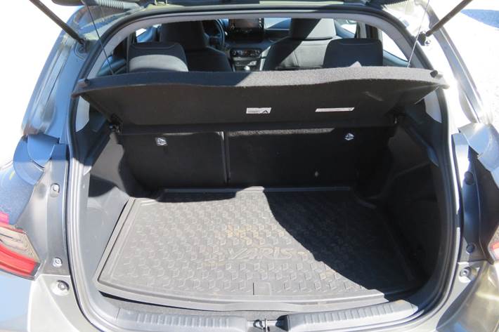 Grå Toyota Yaris fra 2022