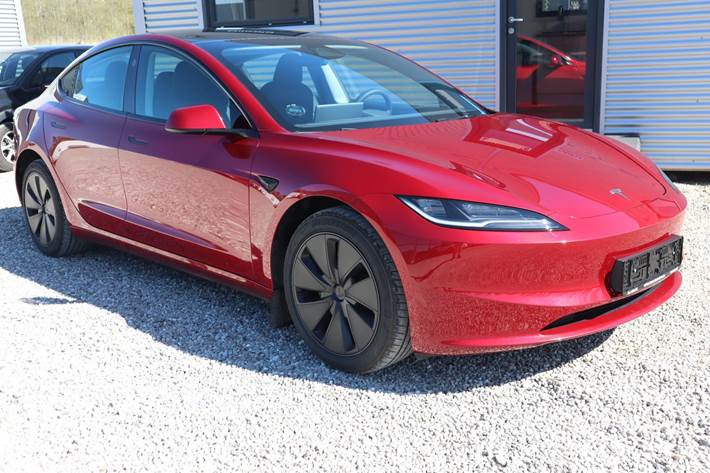 Rød Tesla Model 3 fra 2025
