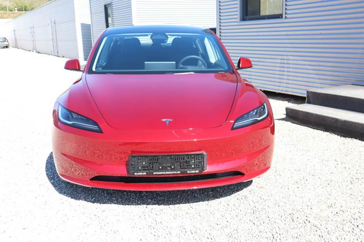 Rød Tesla Model 3 fra 2025