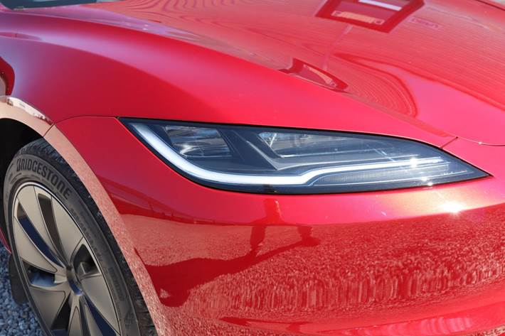 Rød Tesla Model 3 fra 2025
