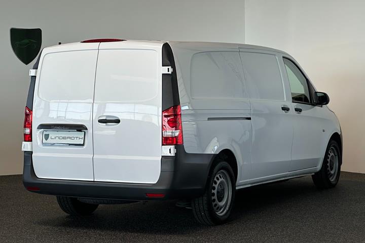 Hvid Mercedes eVito 111 fra 2021 set udefra