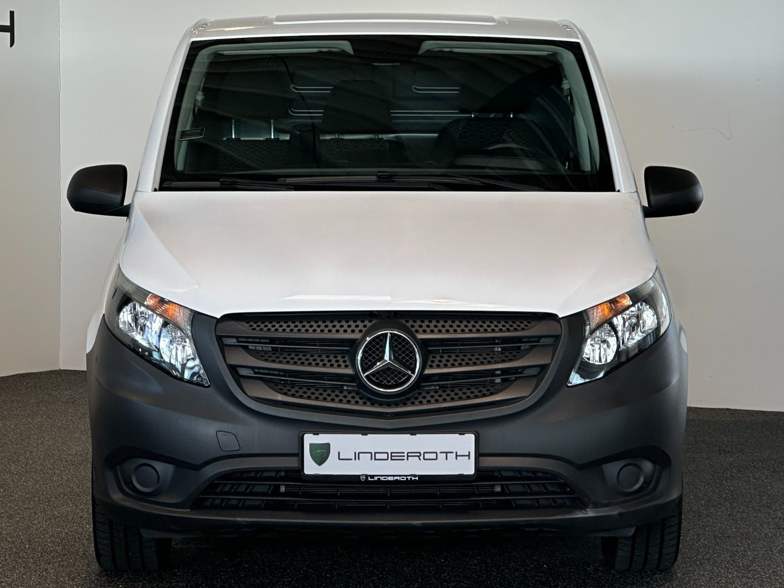 Hvid Mercedes eVito 111 fra 2021 set udefra