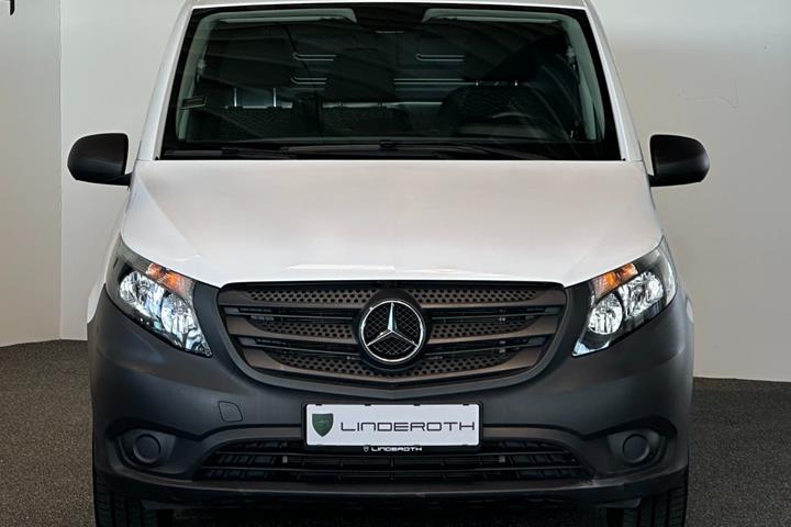 Hvid Mercedes eVito 111 fra 2021 set udefra