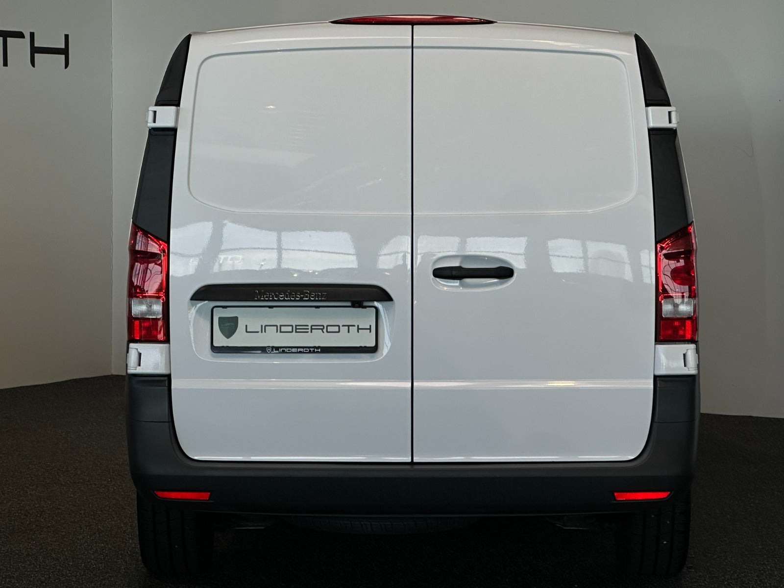 Hvid Mercedes eVito 111 fra 2021 set udefra