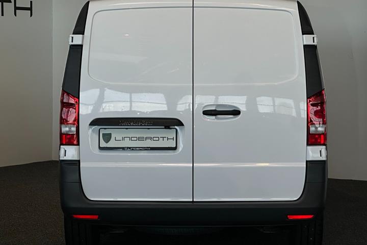 Hvid Mercedes eVito 111 fra 2021 set udefra