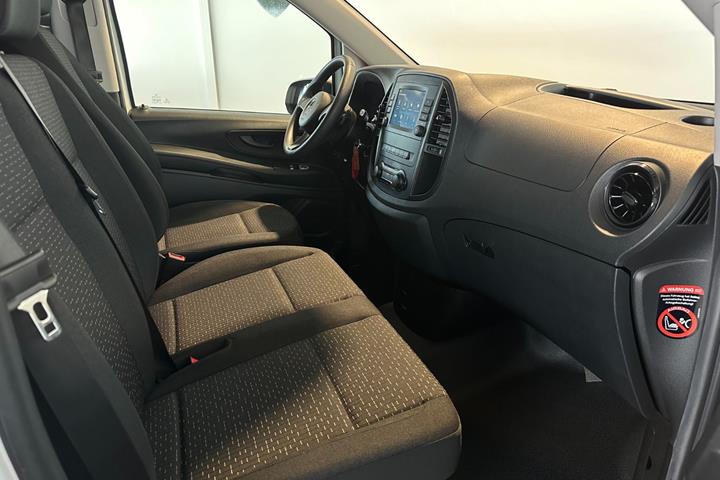 Hvid Mercedes eVito 111 fra 2021 set indefra